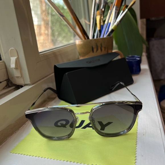 Quay Getaway Unisex Sunglasses - Picture 2 of 6